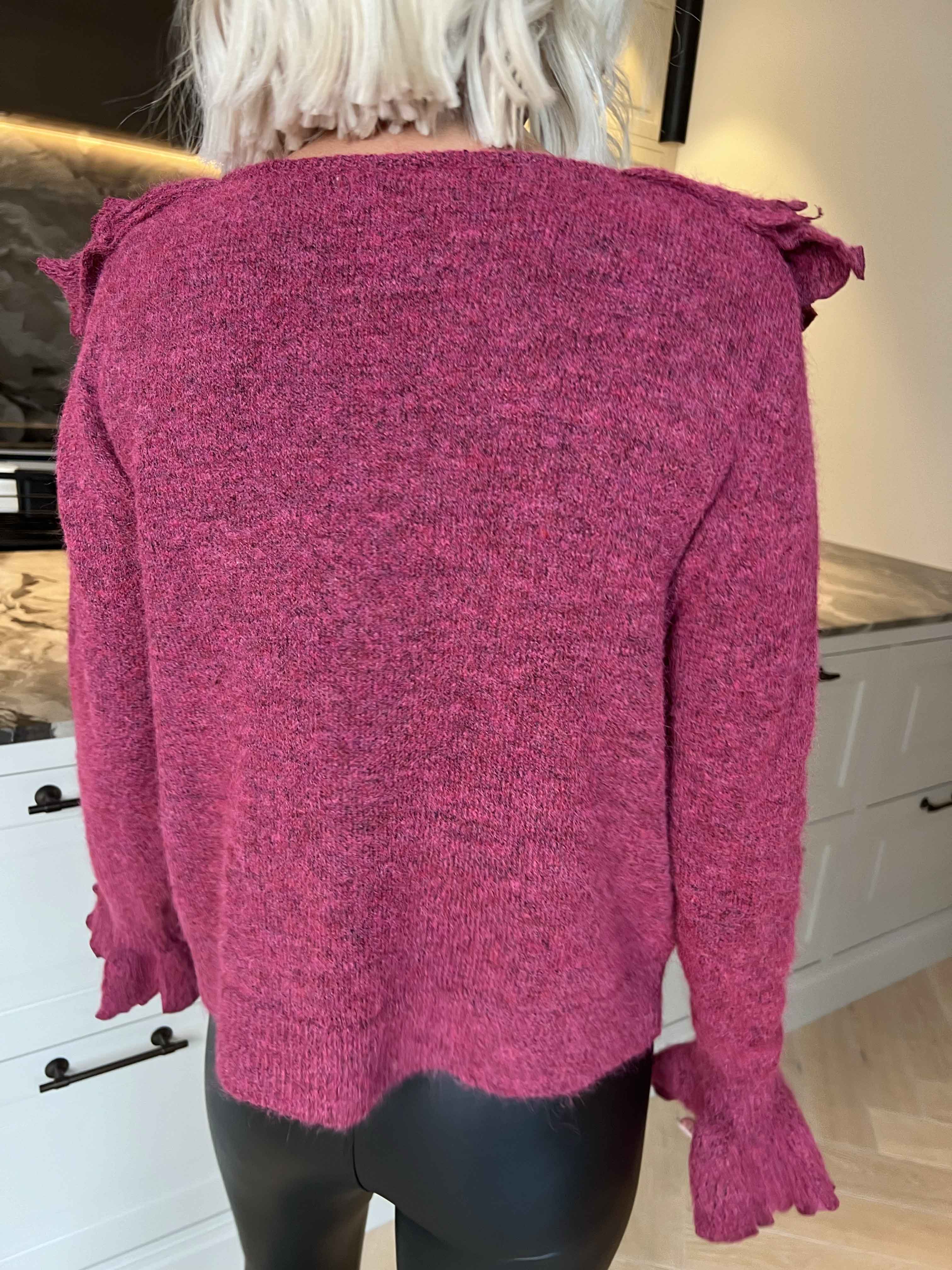 Serina - Feminin strikbluse med fine flæsedetaljer